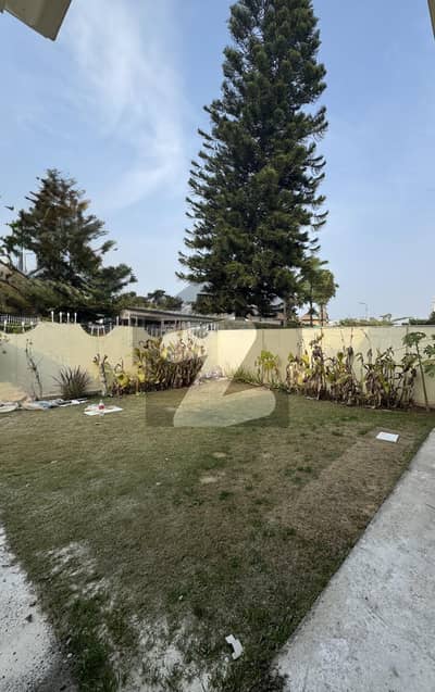 ایف ۔ 10 اسلام آباد میں 4 کمروں کا 1 کنال مکان 3.4 لاکھ میں کرایہ پر دستیاب ہے۔