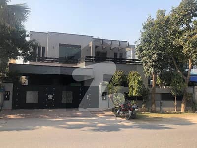 ڈی ایچ اے فیز 4 ڈیفنس (ڈی ایچ اے),لاہور میں 5 کمروں کا 1 کنال مکان 2.75 لاکھ میں کرایہ پر دستیاب ہے۔