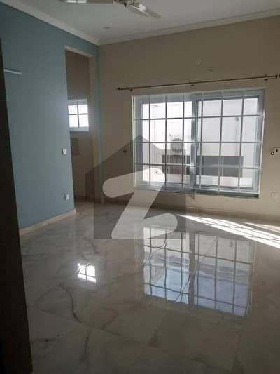 ڈی ایچ اے فیز 2 - سیکٹر اے ڈی ایچ اے ڈیفینس فیز 2,ڈی ایچ اے ڈیفینس,اسلام آباد میں 3 کمروں کا 1 کنال بالائی پورشن 1.65 لاکھ میں کرایہ پر دستیاب ہے۔