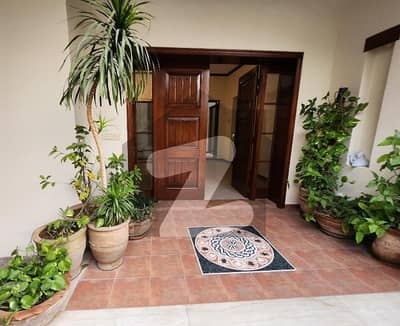 Beautiful Luxurious House Having Swimming Pool