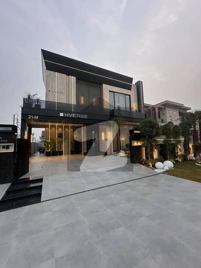 One kanal luxurious bungalow located near dolmen mall