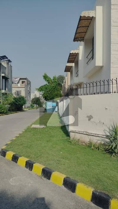 پیس وُوڈلینڈز بیدیاں روڈ,لاہور میں 3 کمروں کا 10 مرلہ مکان 2.7 کروڑ میں برائے فروخت۔