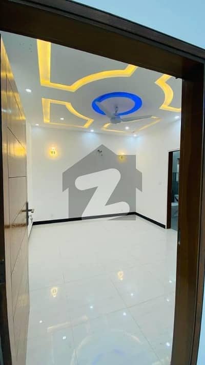 3 Bed DDL 125 sq yd Villa FOR SALE at Precicnt-10B (All Amenities Nearby) Heighted Location Investor Rates