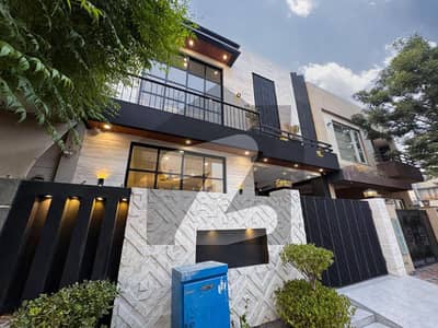 ڈی ایچ اے 9 ٹاؤن ڈیفنس (ڈی ایچ اے),لاہور میں 3 کمروں کا 5 مرلہ مکان 2.45 کروڑ میں برائے فروخت۔