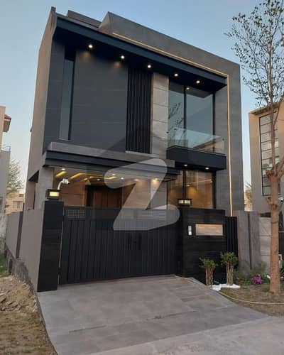 ڈی ایچ اے 9 ٹاؤن ڈیفنس (ڈی ایچ اے),لاہور میں 3 کمروں کا 5 مرلہ مکان 2.55 کروڑ میں برائے فروخت۔