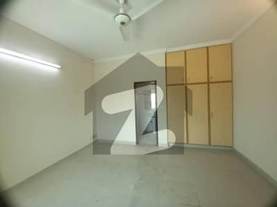 عسکری 10 - سیکٹر بی عسکری 10,عسکری,لاہور میں 4 کمروں کا 10 مرلہ مکان 1.8 لاکھ میں کرایہ پر دستیاب ہے۔