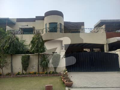 عسکری 10 - سیکٹر بی عسکری 10,عسکری,لاہور میں 4 کمروں کا 10 مرلہ مکان 1.8 لاکھ میں کرایہ پر دستیاب ہے۔