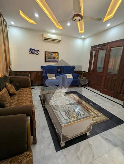 10 Marla Elegant house for Sale with 6 Bedrooms