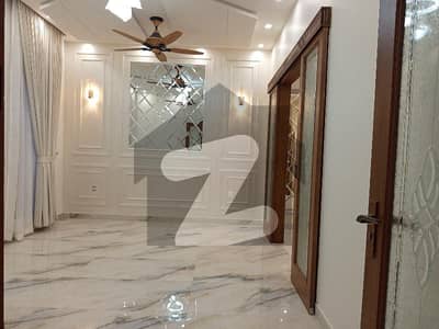 ماسٹر سٹی ہاؤسنگ سکیم گوجرانوالہ میں 5 کمروں کا 10 مرلہ مکان 4.05 کروڑ میں برائے فروخت۔