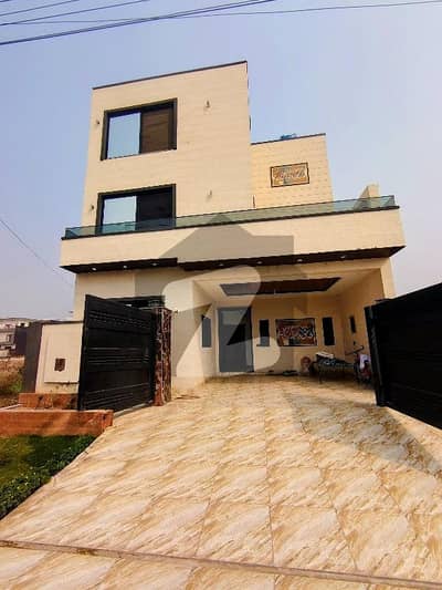 ایل ڈی اے ایوینیو لاہور میں 6 کمروں کا 10 مرلہ مکان 3.5 کروڑ میں برائے فروخت۔