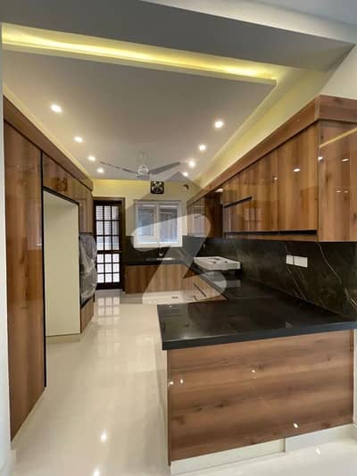 بحریہ انکلیو - سیکٹر سی 1 بحریہ انکلیو,بحریہ ٹاؤن,اسلام آباد میں 5 کمروں کا 10 مرلہ مکان 6.1 کروڑ میں برائے فروخت۔