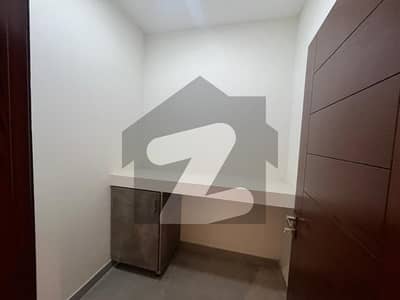 عسکری 10 عسکری,لاہور میں 4 کمروں کا 12 مرلہ فلیٹ 4.4 کروڑ میں برائے فروخت۔