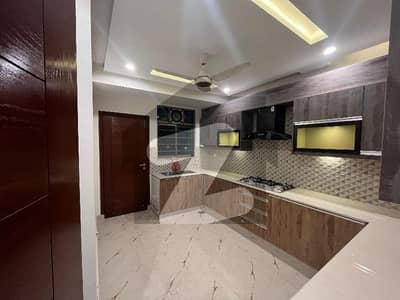 عسکری 10 عسکری,لاہور میں 4 کمروں کا 12 مرلہ فلیٹ 4.45 کروڑ میں برائے فروخت۔