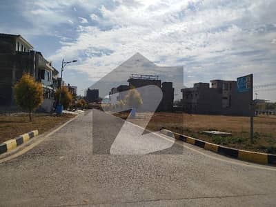 فیصل ٹاؤن - ایف ۔ 18 اسلام آباد میں 10 مرلہ رہائشی پلاٹ 2.6 کروڑ میں برائے فروخت۔