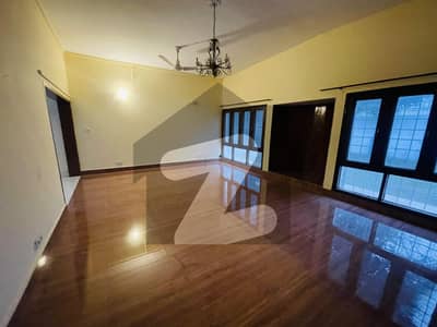 ایف ۔ 7 اسلام آباد میں 4 کمروں کا 1 کنال مکان 7.0 لاکھ میں کرایہ پر دستیاب ہے۔