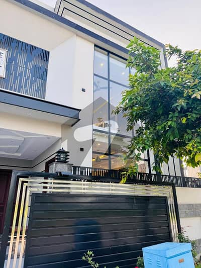 ٹاپ سٹی 1 - بلاک ڈی ٹاپ سٹی 1,اسلام آباد میں 5 کمروں کا 10 مرلہ مکان 4.05 کروڑ میں برائے فروخت۔