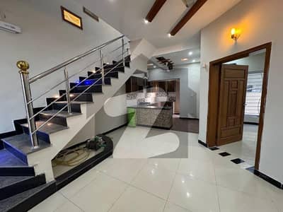 بحریہ ٹاؤن فیز 8 بحریہ ٹاؤن راولپنڈی,راولپنڈی میں 3 کمروں کا 7 مرلہ مکان 38.0 ہزار میں کرایہ پر دستیاب ہے۔