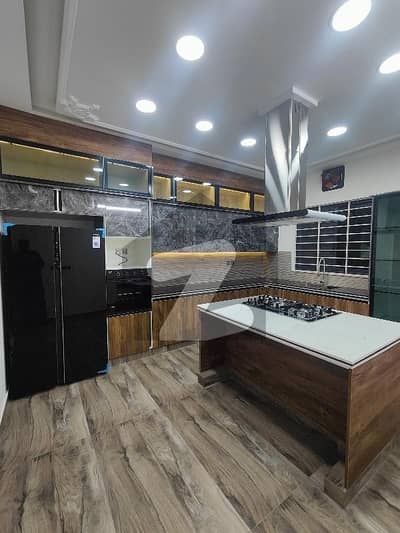 میڈیا ٹاؤن راولپنڈی میں 6 کمروں کا 1 کنال مکان 10.5 کروڑ میں برائے فروخت۔