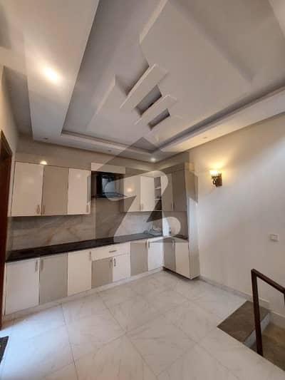 ڈی ایچ اے فیز 8 ڈی ایچ اے ڈیفینس,کراچی میں 4 کمروں کا 4 مرلہ مکان 5.65 کروڑ میں برائے فروخت۔