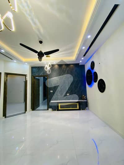 یو ای ٹی ہاؤسنگ سوسائٹی لاہور میں 5 کمروں کا 10 مرلہ مکان 3.9 کروڑ میں برائے فروخت۔