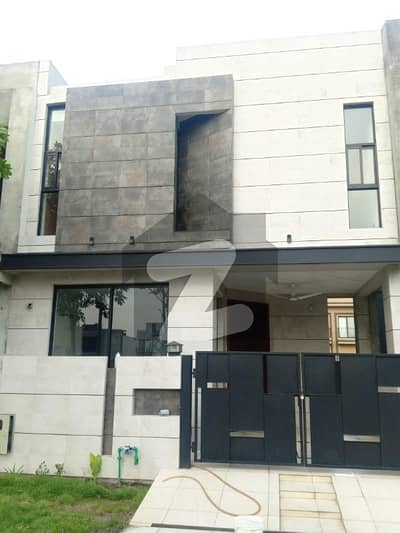 ڈی ایچ اے 9 ٹاؤن ڈیفنس (ڈی ایچ اے),لاہور میں 3 کمروں کا 5 مرلہ مکان 2.8 کروڑ میں برائے فروخت۔