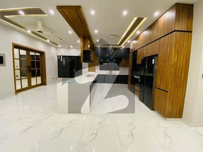 بحریہ ٹاؤن فیز 8 بحریہ ٹاؤن راولپنڈی,راولپنڈی میں 5 کمروں کا 10 مرلہ مکان 1.25 لاکھ میں کرایہ پر دستیاب ہے۔