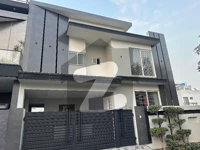 بینکرس ایوینیو کوآپریٹو ہاؤسنگ سوسائٹی لاہور میں 5 کمروں کا 10 مرلہ مکان 3.3 کروڑ میں برائے فروخت۔