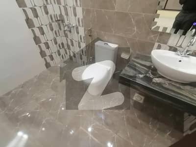 رائل آرچرڈ ملتان پبلک سکول روڈ,ملتان میں 5 کمروں کا 10 مرلہ مکان 1.0 لاکھ میں کرایہ پر دستیاب ہے۔