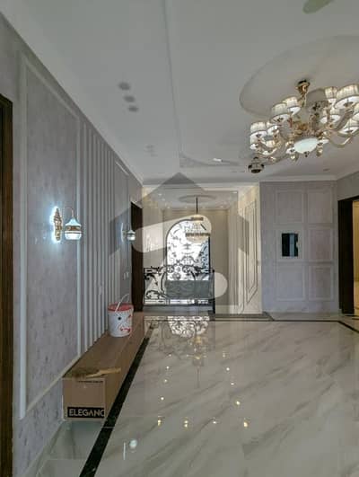 لیک سٹی رائیونڈ روڈ,لاہور میں 5 کمروں کا 10 مرلہ مکان 5.5 کروڑ میں برائے فروخت۔