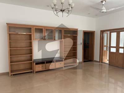 ایف ۔ 8 اسلام آباد میں 4 کمروں کا 18 مرلہ مکان 12.0 لاکھ میں کرایہ پر دستیاب ہے۔