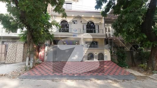 آئی ۔ 10/2 آئی ۔ 10,اسلام آباد میں 5 کمروں کا 7 مرلہ مکان 6.5 کروڑ میں برائے فروخت۔