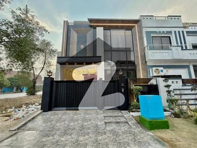 5 Marla Ultra Modern Designer House For Sale Near to School,Msjid,Park