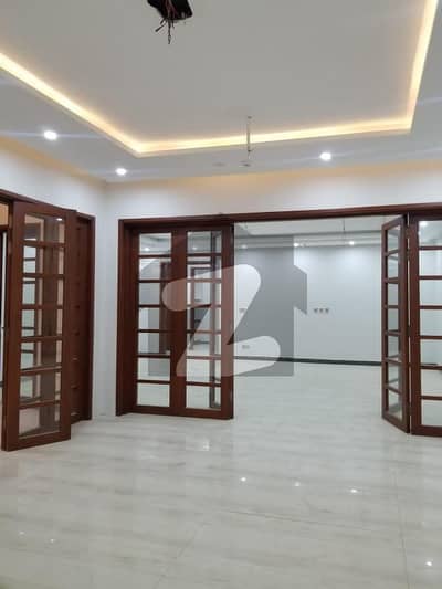 ڈی ایچ اے فیز 8 ڈیفنس (ڈی ایچ اے),لاہور میں 5 کمروں کا 1 کنال مکان 3.1 لاکھ میں کرایہ پر دستیاب ہے۔