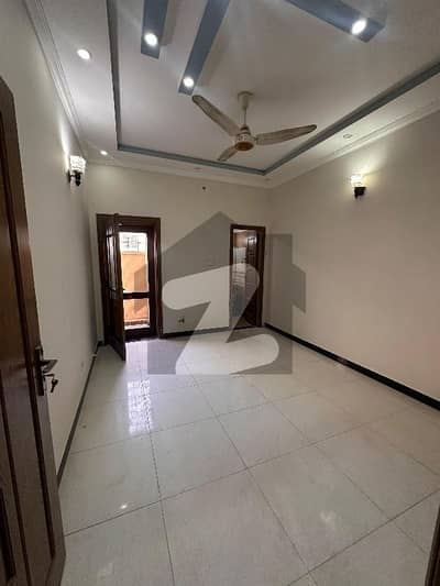 بحریہ ٹاؤن فیز 8 ۔ عمر بلاک بحریہ ٹاؤن فیز 8 ۔ سفاری ویلی,بحریہ ٹاؤن فیز 8,بحریہ ٹاؤن راولپنڈی,راولپنڈی میں 5 کمروں کا 7 مرلہ مکان 70.0 ہزار میں کرایہ پر دستیاب ہے۔