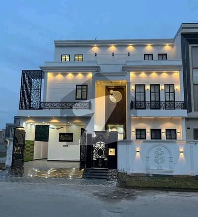 سٹی ہاؤسنگ سوسائٹی گوجرانوالہ میں 6 کمروں کا 11 مرلہ مکان 4.85 کروڑ میں برائے فروخت۔