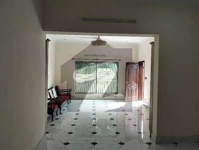 کینال ویو لاہور میں 4 کمروں کا 13 مرلہ مکان 1.7 لاکھ میں کرایہ پر دستیاب ہے۔