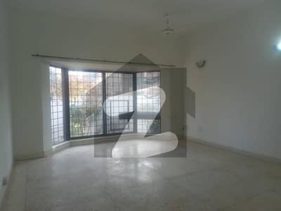 آئی ۔ 8 اسلام آباد میں 5 کمروں کا 1 کنال مکان 3.2 لاکھ میں کرایہ پر دستیاب ہے۔