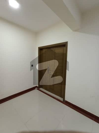 جناح ایونیو کراچی میں 3 کمروں کا 8 مرلہ فلیٹ 2.25 کروڑ میں برائے فروخت۔