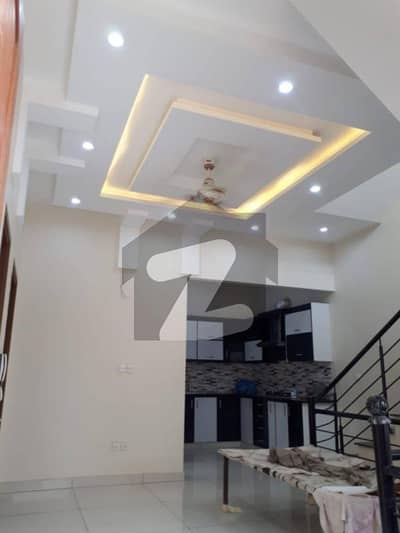 ڈی ایچ اے فیز 8 ڈی ایچ اے ڈیفینس,کراچی میں 4 کمروں کا 4 مرلہ مکان 5.75 کروڑ میں برائے فروخت۔