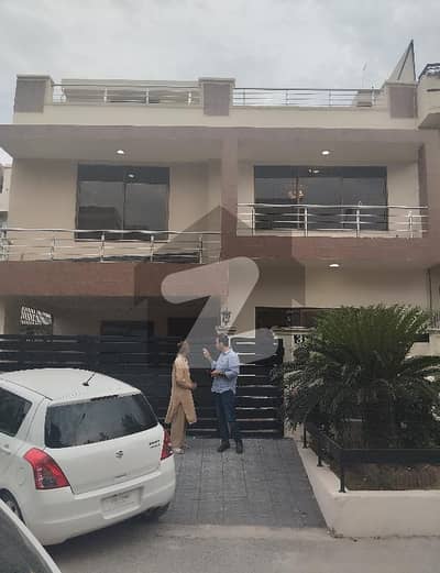 جی ۔ 13 اسلام آباد میں 5 کمروں کا 8 مرلہ مکان 5.3 کروڑ میں برائے فروخت۔