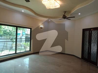 01 KANAL BEAUTIFUL HOUSE FOR SALE IN DHA PHASE 2 HOT LOCATION.