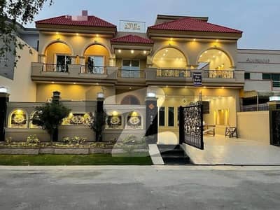 ویلینشیاء ہاؤسنگ سوسائٹی لاہور میں 6 کمروں کا 1 کنال مکان 8.15 کروڑ میں برائے فروخت۔