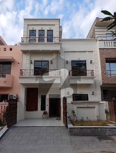 جی ۔ 13 اسلام آباد میں 4 کمروں کا 4 مرلہ مکان 4.2 کروڑ میں برائے فروخت۔