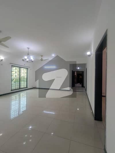 عسکری 11 ۔ سیکٹر بی اپارٹمنٹس عسکری 11,عسکری,لاہور میں 3 کمروں کا 10 مرلہ فلیٹ 2.85 کروڑ میں برائے فروخت۔