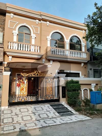 ڈی ایچ اے 9 ٹاؤن ڈیفنس (ڈی ایچ اے),لاہور میں 3 کمروں کا 5 مرلہ مکان 2.3 کروڑ میں برائے فروخت۔