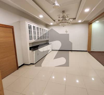 ایف ۔ 6 اسلام آباد میں 6 کمروں کا 2 کنال مکان 11.0 لاکھ میں کرایہ پر دستیاب ہے۔