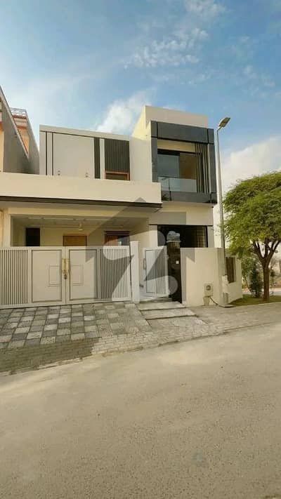 ڈی ایچ اے ڈیفینس فیز 2 ڈی ایچ اے ڈیفینس,اسلام آباد میں 5 کمروں کا 10 مرلہ مکان 8.0 کروڑ میں برائے فروخت۔