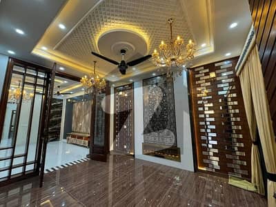 10 MARLA BEAUTIFUL FULL HOUSE FOR RENT.