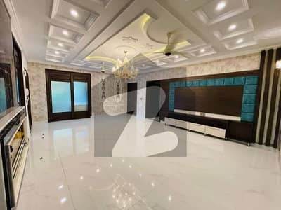 10 MARLA BEAUTIFUL FULL HOUSE FOR RENT BAHRIA TOWN LAHORE