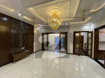 10 MARLA BEAUTIFUL FULL HOUSE FOR RENT BAHRIA TOWN LAHORE